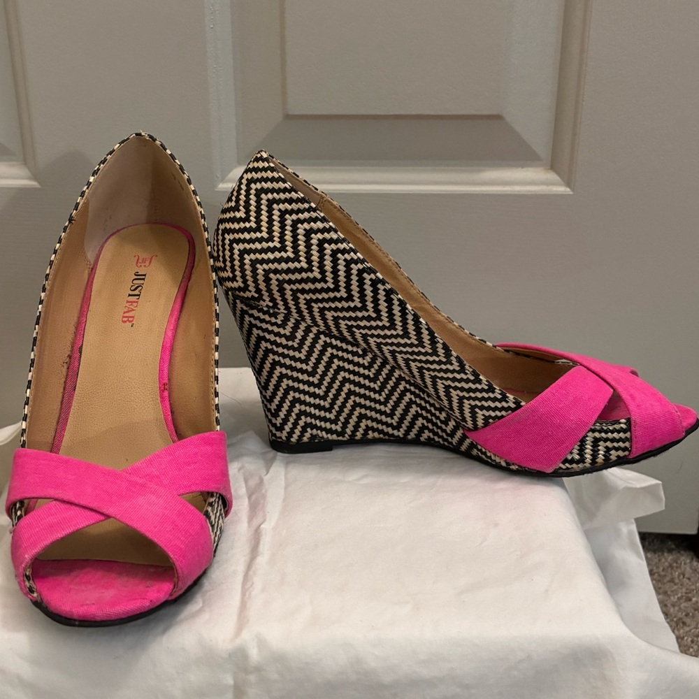 📦Bundle for $5! Just Fab peep toe wedge sandals black cream hot pink size 9.5